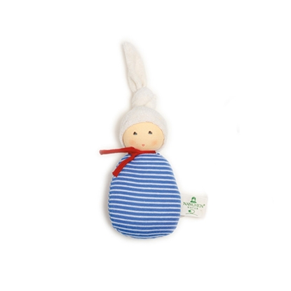 Grijpspeelgoed en rammelaar popje in blauw en wit gestreept tricot met een donkerrode halsdoek en een lange pinnenmuts in witte badstof dat geknoopt is.