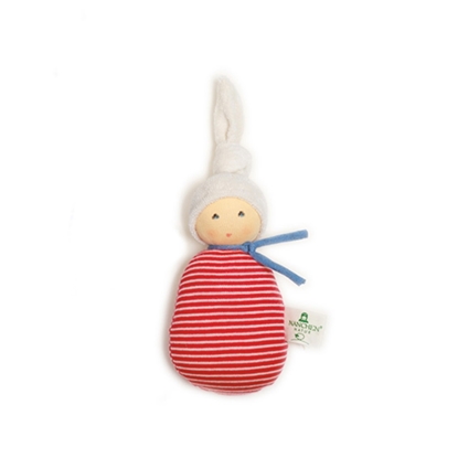 Jouet à saisir et hochet poupée en tricot rayé rouge et blanc avec un foulard bleu marine noué autour du cou et un long bonnet pointu en tissu éponge blanc dans lequel on a formé un nœud.