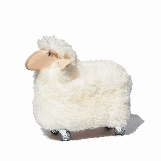Mouton à roulettes en peau de mouton véritable, porteur mouton blanc avec museau en bois de hêtre massif, oreilles en cuir et roulettes en métal.