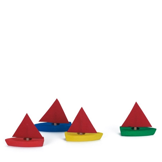 4 kleine houten speelgoed zeilboten met rood zeil en romp in 4 verschillende kleuren, rood, blauw, geel en groen, zeilen in dezelfde richting