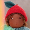Tête d'une petite poupée à habiller aux cheveux crépus en mohair bruns et yeux bruns. Elle porte une robe en velours vert sage et un bonnet de laine rouge muni d'une feuille verte.