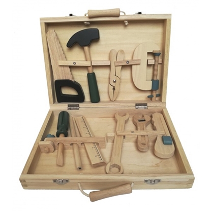 Une petite valise en bois ouverte contenant tous des outils en bois: scie, marteau, pince, serre-joint, tournevis, crayon, latte, clé platte, clé à mollette, cutter.