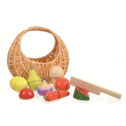 Speelgoed rieten mandje met verschillende soorten houten fruit en groenten en een mes.