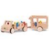 Giocattolo camper in legno modulo sul rimorchio a 2 ruote formando insieme una roulotte con mobili e 2 figure, trainata da un autobus giocattolo in legno.