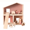 Poppenhuisje bestaande uit 3 kamers + 1 hondenhok, met houten poppetjes en houten meubeltjes inbegrepen.