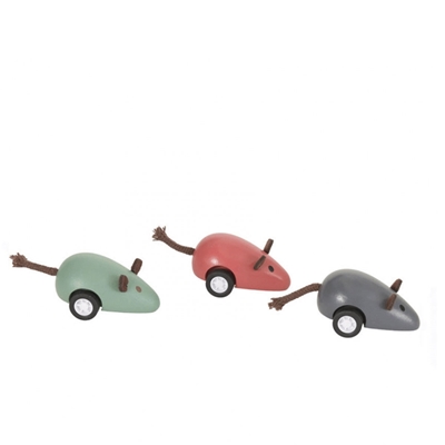 Trois petites souris jouets en bois à friction se suivent, chacune de couleur différente: bleu, rouge et gris.