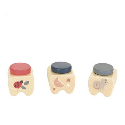 Tre piccole scatole in legno per denti da latte decorate con una luna rosa, un topo grigio o una coccinella rossa.