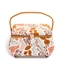 Grand panier à couture pour enfants avec accessoires, dans les tons bru-orange avec anse pour le porter.