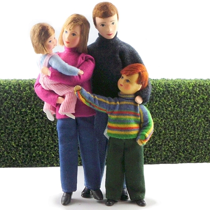 Familie poppenhuis poppetjes staan voor een haag: vader, moeder, zoontje en dochtertje in de armen van de moeder.