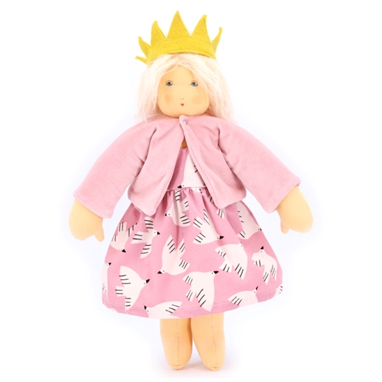 Nanchen Rosi stoffen pop met blond haar, blauwe ogen, roos kleedje met witte vogels, roos vestje en geel kroontje.
