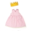 Poppenkleding bestaande uit een roos poppenkleedje zonder mouwen in bio katoen en een geel kroontje in wol vilt.