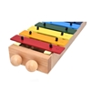 Partie du Xylophone diatonique en bois enfant avec ses 8 lames colorées et ses baguettes rangées dans sa table d'harmonie.