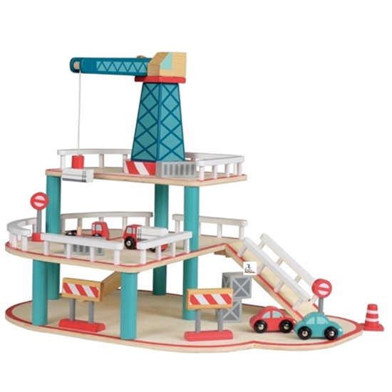 Houten autogarage met 2 verdiepingen ondersteund door blauwe kolommen voorzien van witte leuningen. Op de tweede verdieping staat een blauwe kraan. Verder zijn er verkeersborden, 2 auto's, een rode en een blauwe, 3 vrachtwagens en verschillende containers.