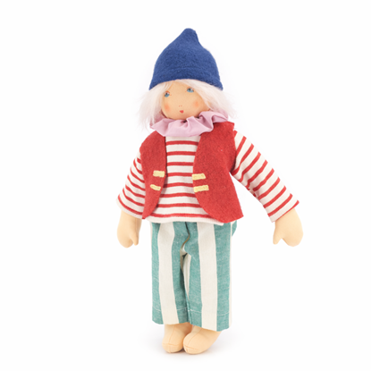 Nanchen pop Helena, licht blond mohair haar, wit-groen gestreepte lange broek, rood en wit gestreepte t-shirt met lange mouwen, roos kraagje, rode wollen bodywarmer en donkerblauwe wollen muts.