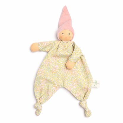 Nanchen knuffeldoekje met lichtgeel bebloemd lijfje en roze pinnemuts.