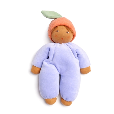 Nanchen knuffelpop met lavendelkleurig pakje, gebruinde huid, bruine ogen, bruin mohair haar en abrikooskleurige muts met groen blaadje.