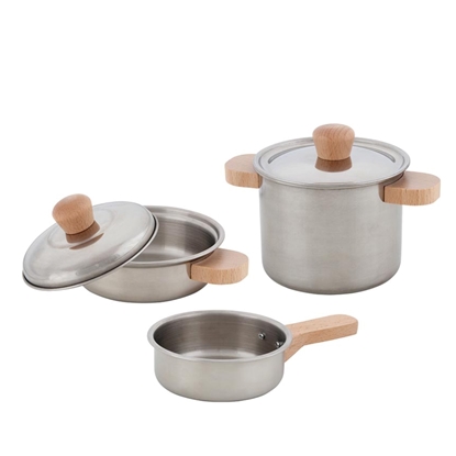Pannensetje in rvs met houten handvatten: hoge kookpot met deksel, lage kookpot met deksel en koekenpan.