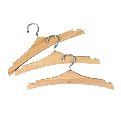 Drie kleine bamboe hangertjes voor poppenkleren van 12 cm liggen geschrankt naastelkaar.