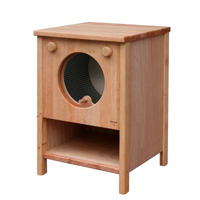 Houten speelgoed wasmachine met draaiende trommel met zwengel, 2 draaiknoppen en opbergruimte onderaan.