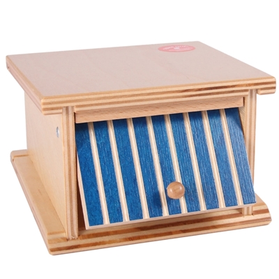Speelgoed garagebox in hout met blauw gestreepte  openklapbare deur.